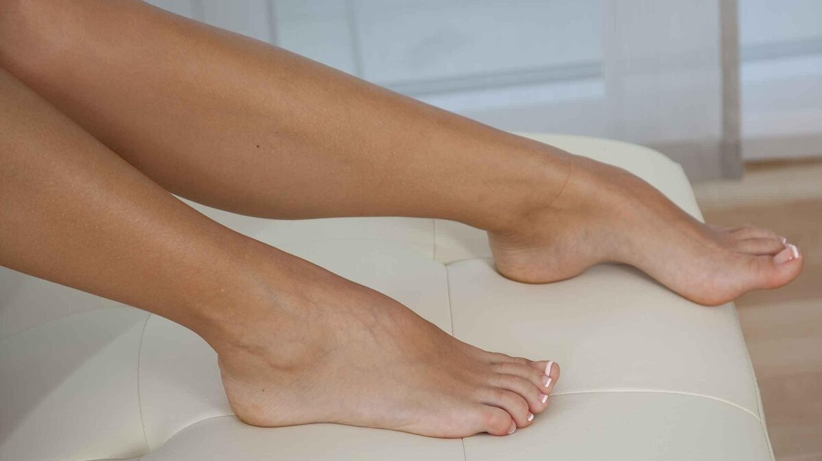 Белые пятки на ногах у женщин фото