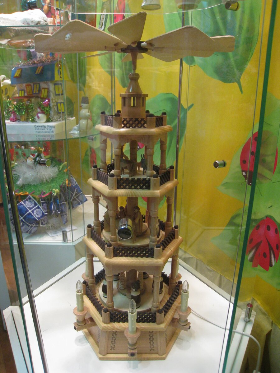 Рождественская пирамида. Современная фотография