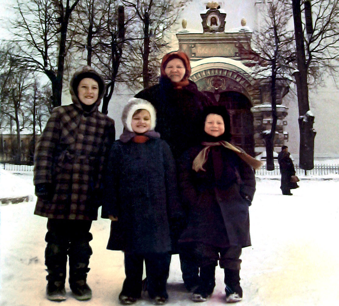Я (слева) в начале 90-х, в Троице-Сергиевой Лавре