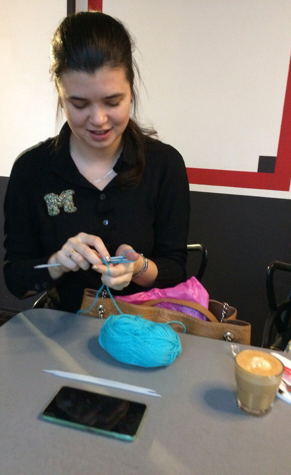 На встречах проходят импровизированные мастер-классы по созданию крохотнеых носочков  от опытных вязальщиц. 