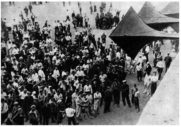 
Советские граждане слушают объявление о начале войны. 22 июня, 1941 год