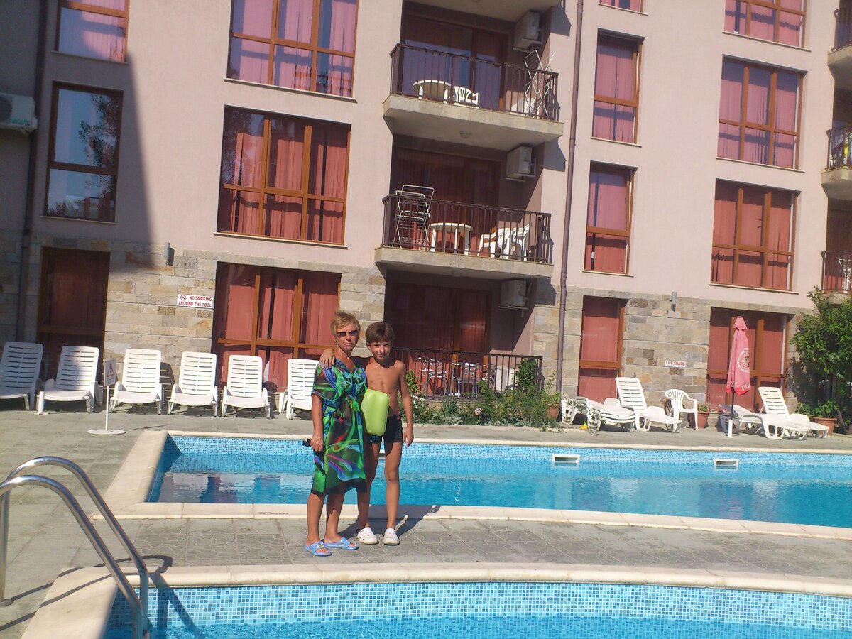 Моя семья во дворе апарт-отеля, где мы жили на Солнечном Берегу (Болгария). Фото Света Давыдова