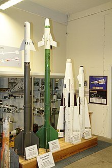 Слева-направо: AIM-9B, AIM-9J, AIM-26B (HM-55), AIM-4C (HM-58).