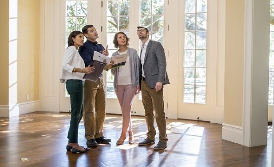 Согласно статье 556 ГК РФ, передача объекта недвижимости от продавца покупателю подтверждается письменно, а документ обязательно визируется обеими сторонами. 