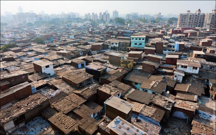 Мусор является отличным строительным материалом для постройки домов в индийских трущобах