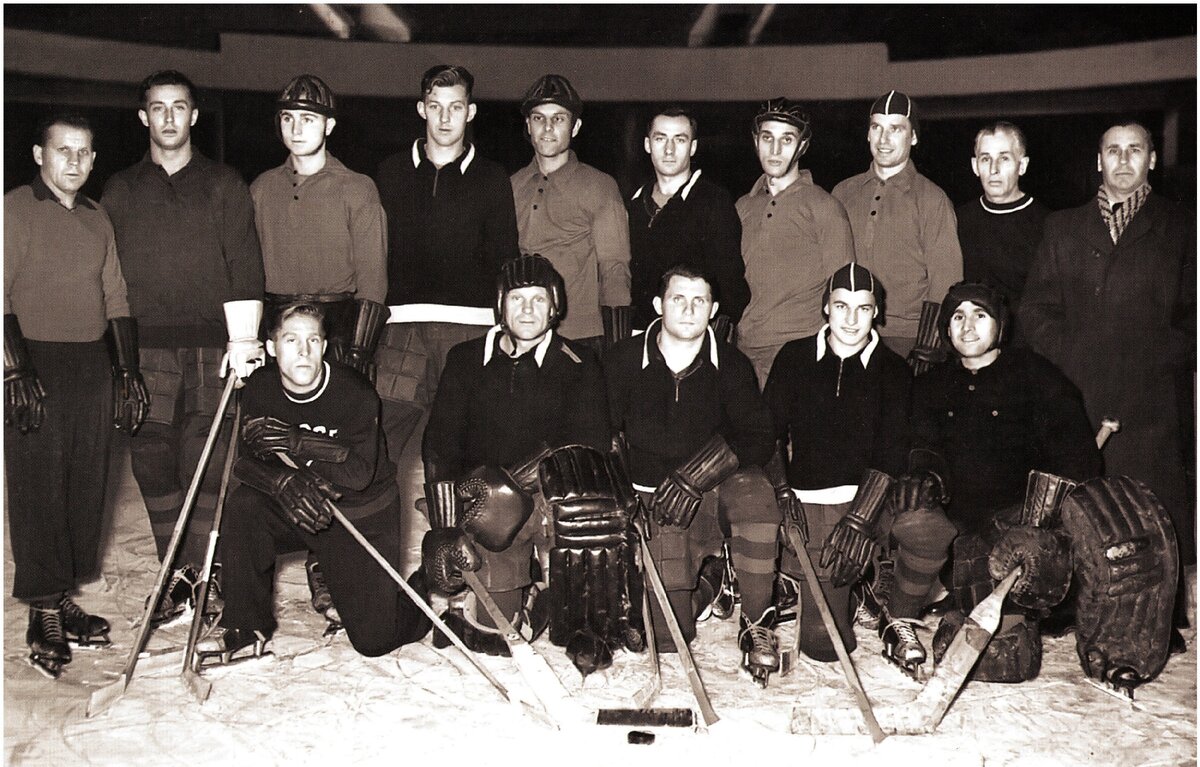 Сборная СССР на тренировочном сборе в Берлине 12 ноября 1952-го года. Нижний ряд: Сергей Митин, Борис Запрягаев, Михаил Бычков, Николай Хлыстов, Григорий Мкртычан;верхний ряд: Владимир Егоров (тренер), Альфред Кучевский, Виктор Тихонов, Алексей Гурышев, Павел Жибуртович, Анатолий Кострюков, Евгений Бабич, Пётр Котов, врач команды, Павел Коротков (руководитель делегации).