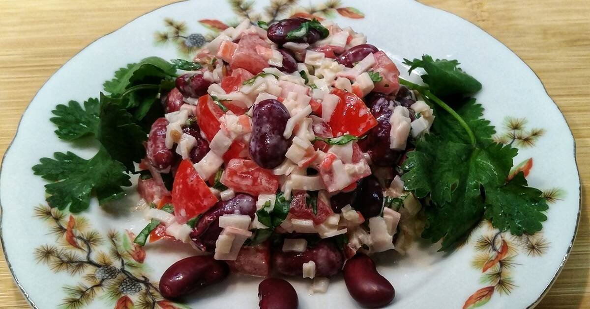 Салат с фасолью и помидорами. Салат из фасоли остренький. Салат остренький с фасолью. Салаты на праздничный стол с красной фасолью. Салат с красной фасолью и крабовыми палочками.