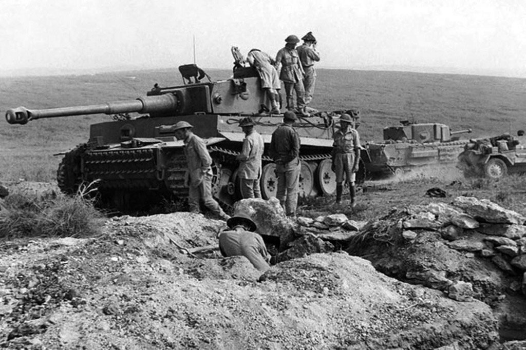Конец апреля 1943 года. Осмотр захваченного танка англичанами.