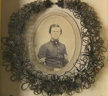 Портрет украшенный "кружевом" из волос родственника