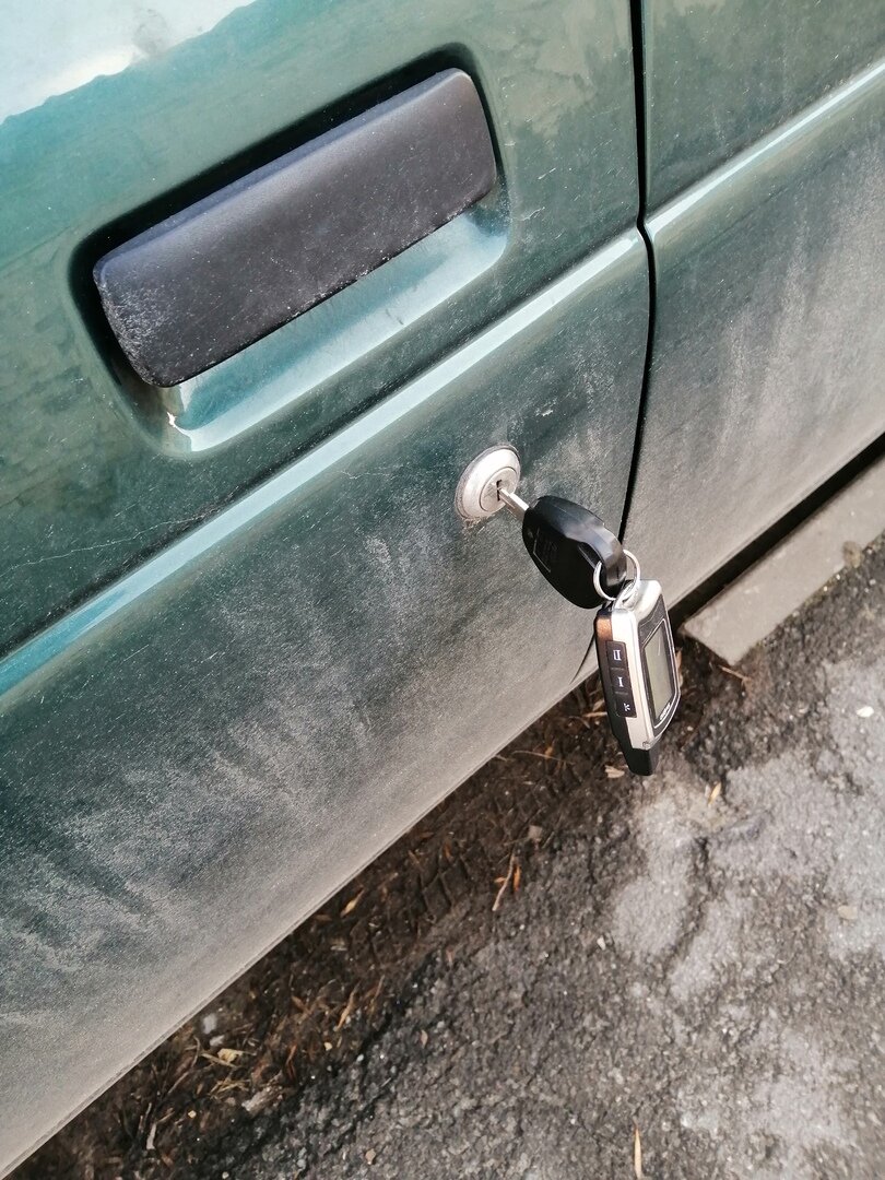 АКБ разрядился, а двери не открываются с ключа, рассказываю как открыть авто хитрым способом