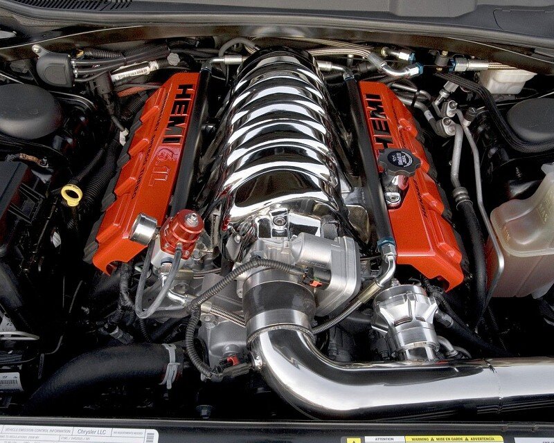 Какой мотор самый быстрый. V8 двигатель dodge Challenger. Dodge Challenger 6.2 Hemi. Dodge Challenger srt8 двигатель. Двигатель Додж Челленджер v8