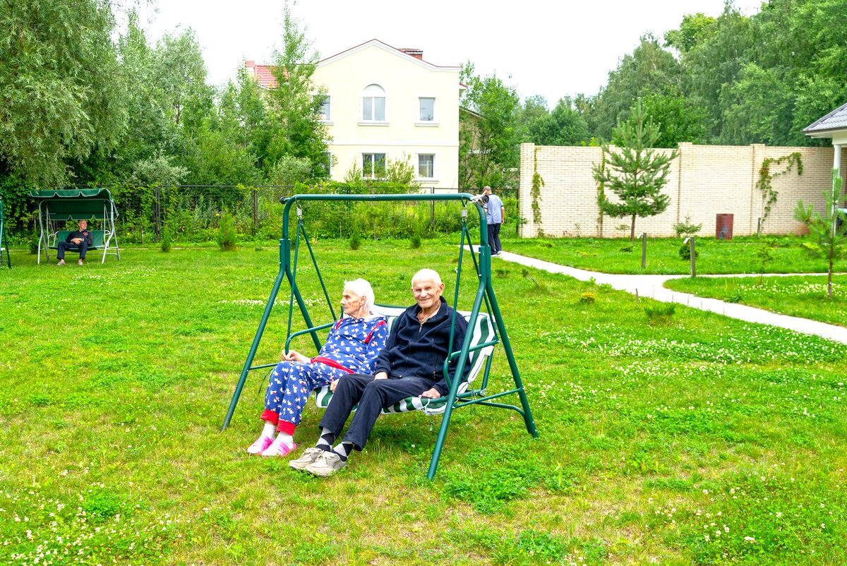 Ближайший пансионат для престарелых. Пансионат для пожилых в Звенигороде. Звенигород дом престарелых. Старшее поколение пансионат для пожилых красная Пахра. Дом престарелых в Москве.