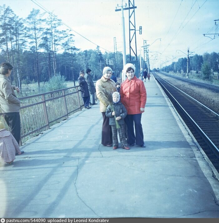 Остановочный пункт представляет собой две платформы, тут особо интересного ничего нет. Даже архивных фото не особо много. Но с другой стороны, а что тут фотографировать-то?

