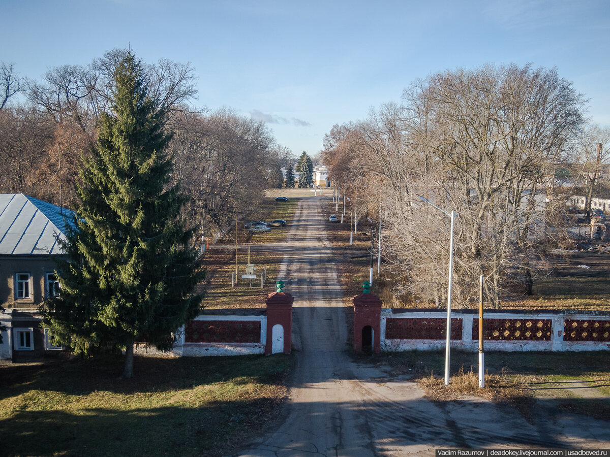 А вы уже знакомы с легендарным конезаводом? Слышали о нем? Интересно ли вам ознакомиться с материалом, в котором будет больше фото и интересных фактов об этом месте?

2
2. Вид на большой Манеж. Построен по проекту архитектора Жилярди.

