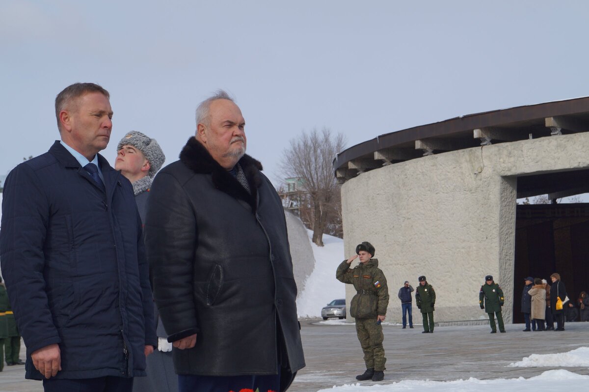 Николай Чуйков на переднем плане справа