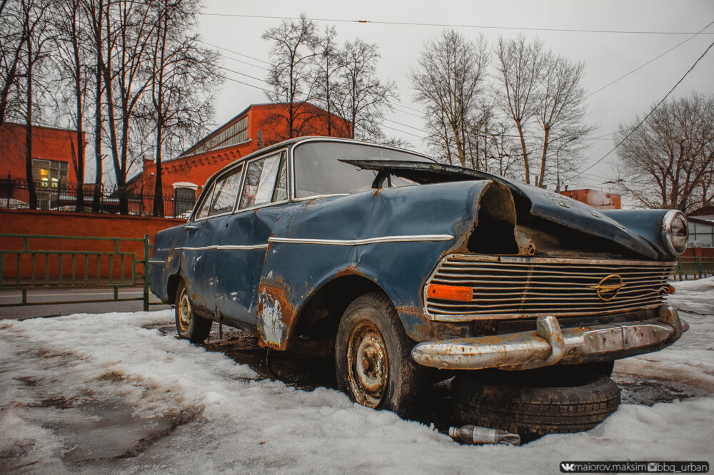 Нашел два брошенных раритетных авто в Московских дворах. Оценил состояние и показываю вам