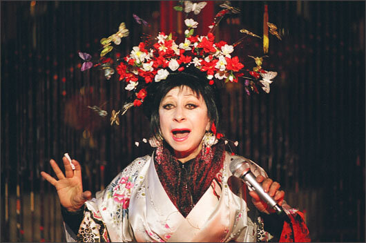 Изображая жертву