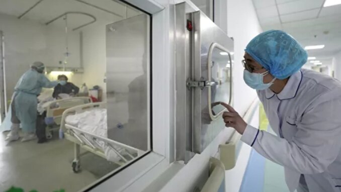 Медицинские работники в больнице Цзиньинтань в Ухани