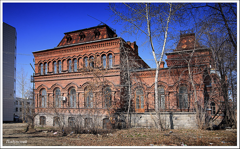 Екатеринбургских купцов. Усадьба купца Железнова Екатеринбург. Усадьба Железнова розы Люксембург Екатеринбург. Кирпичная архитектура Екатеринбурга 19 век. Дом Железнова Екатеринбург Архитектор.