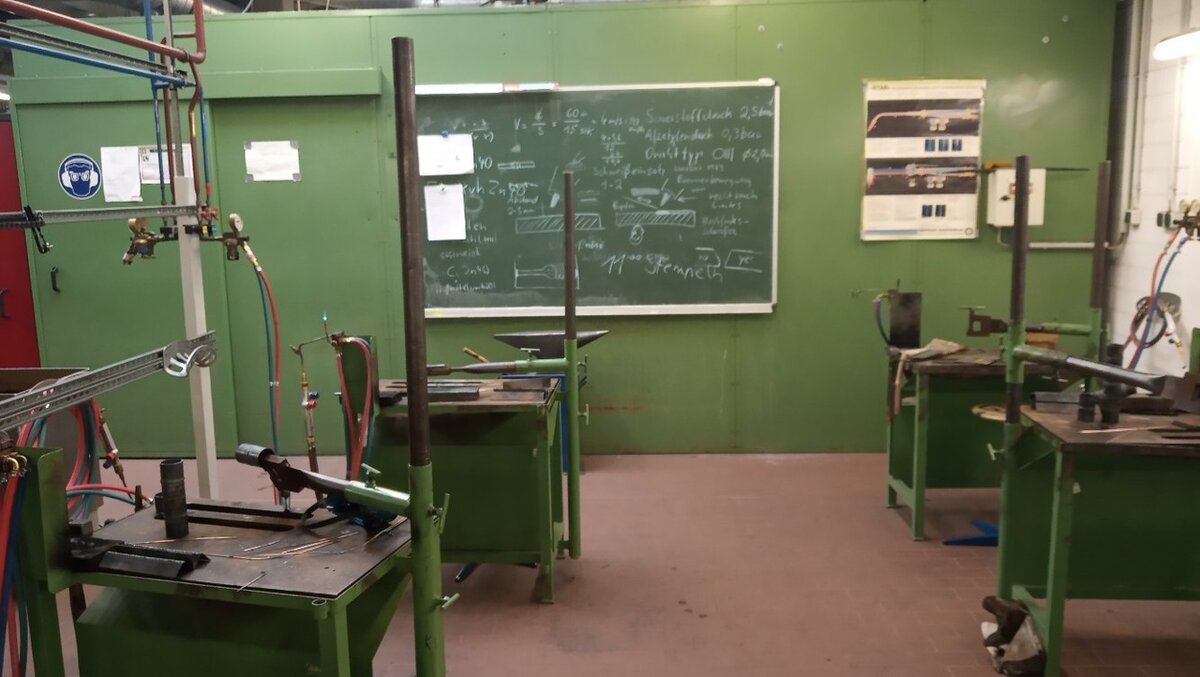 Учебная газосварочная мастерская (вид на стол преподавателя)