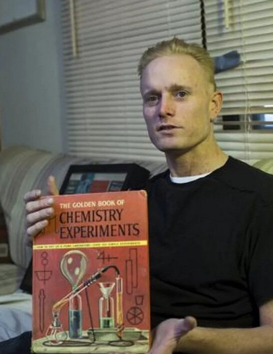 Дэвид Хан (1976-2016) американский подросток, который прославился тем, что в домашних условиях сумел собрать ядерный реактор. С детства Дэвида интересовали химические опыты.-4