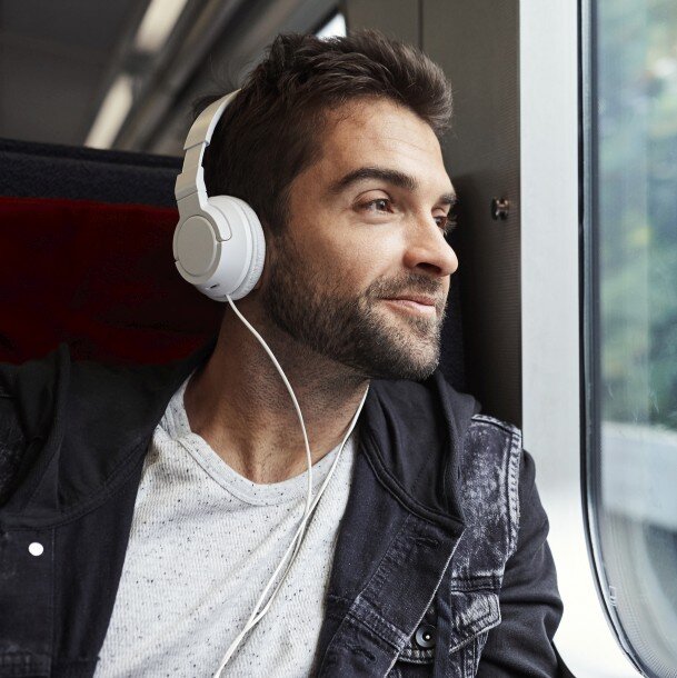 сидит в наушниках