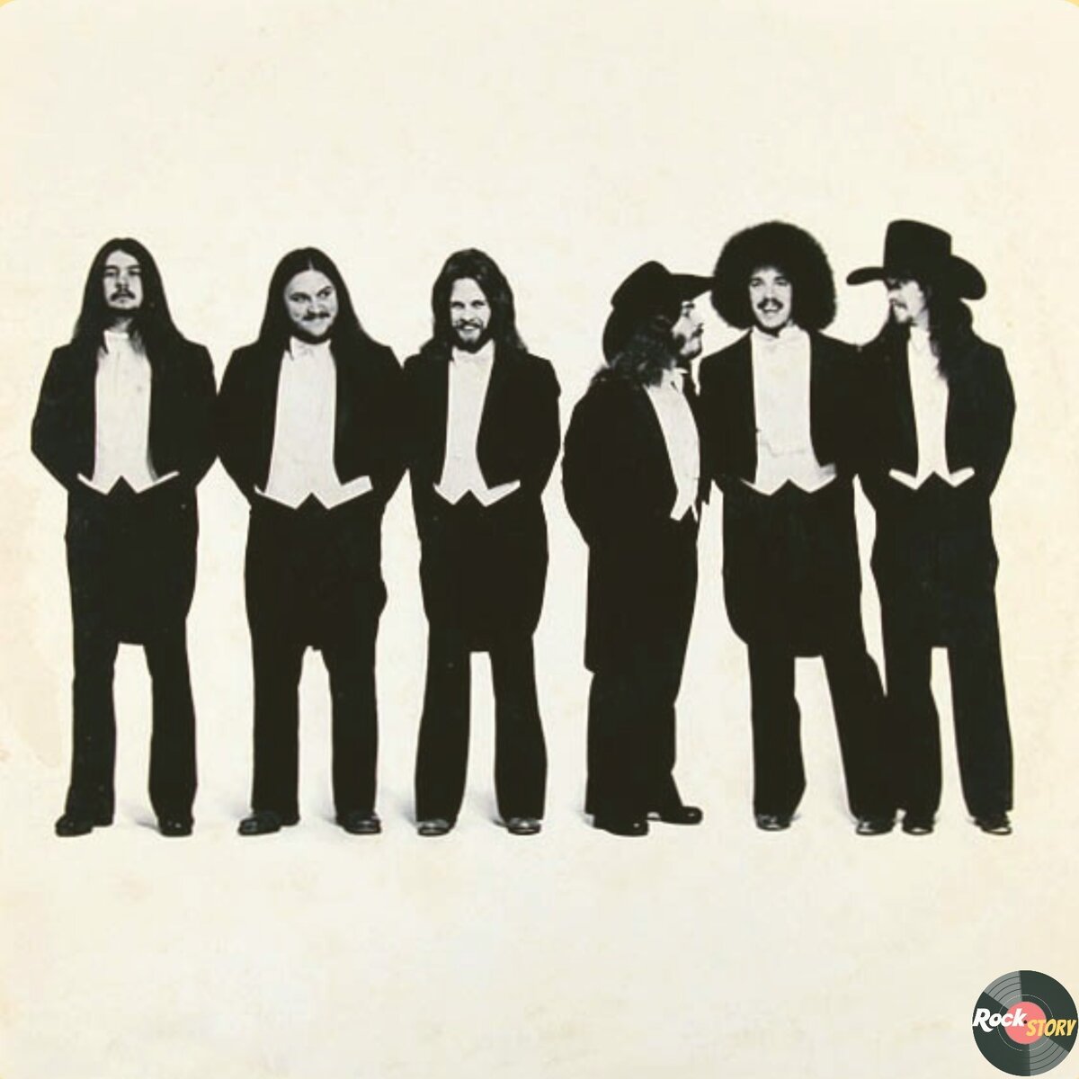 На фотографии: участники группы Mama's Pride, позируют во время фотосессии для обложки второго альбома Uptown & Lowdown