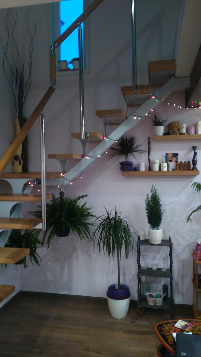 раньше был цветник. сейчас под лесенкой склад детских игрушек.