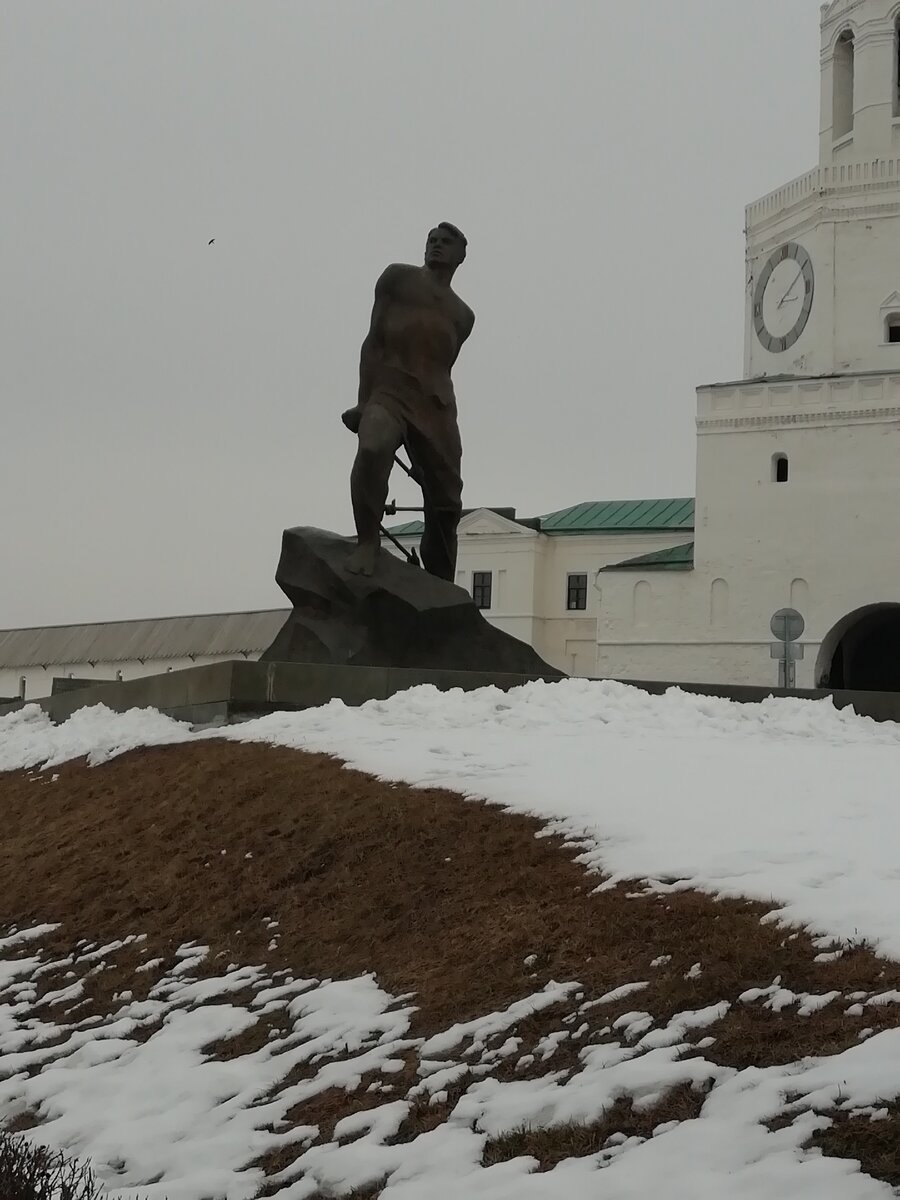 По дороге домой. Памятник М.Джалилю
