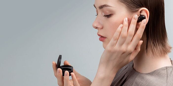 У меня наушники Xiaomi Redmi Airdots . Хорошо синхронизируются и долго держат заряд.