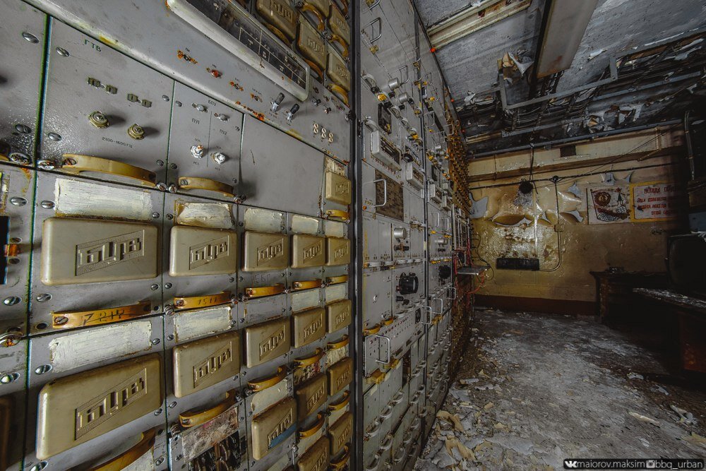 Давно забытый военными подземный радиоцентр. Все советское оборудование оказалось на месте!