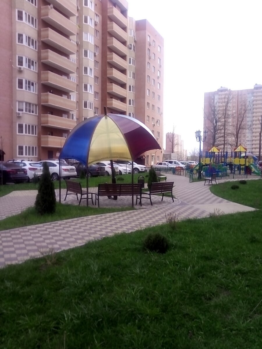 Дворик в той же Панораме,симпатично, но во время матчей тут просто пипец, народу и машин тьма, не пройти не проехать. 