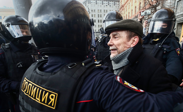 Активиста Пономарева задерживают возле здания ФСБ/ ТАСС