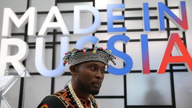 За предыдущие годы Россия простила Африке 20 млрд долларов, заявил президент Путин. Задолженность развивающихся стран перед Россией на начало 90-х годов могла составлять 110 - 120 млрд долларов. 
Россия участвует в инициативе по облегчению долгового бремени стран Африки - так президент Путин объяснил списание долгов африканским странам на форуме Россия - Африка, который проходит в Сочи.

Сколько долгов?
С 1991 по 2004 год Россия списала задолженность развивающихся государств на сумму 20 млрд долларов, а сумма оставшихся долгов развивающихся стран в 2004 году составляла 89 млрд долларов, сообщал минфин.

Как пишет ТАСС со ссылкой на данные Внешторгбанка, в 1991 году долги стран Африки перед Россией составляли 21 млрд долларов или 17% совокупного внешнего долга развивающихся стран.

Таким образом, совокупный долг развивающихся стран перед Россией на начало 90-х годов можно оценить в 109 - 123 млрд долларов.

Все кредиты, предоставленные Советским Союзом, составляли 150 млрд долларов, рассказывал в 2001 году Александр Шохин, занимавший в начале 90-х годов должность вице-премьера (сейчас руководит Российским союзом промышленников и предпринимателей).

Зачем прощать?
Обычно минфин не раскрывает подробные данные о таких кредитах. Государственные займы иностранным государствам выдавались зачастую на покупку советской военной техники и оружия. "Программа государственных кредитов носит гриф "секретно", - заявлял замминистра финансов Сергей Сторчак.

Как объясняли Би-би-си эксперты, в случае с развивающимися государствами списываются почти невозвратные долги, которые раздавались в советское время по политическим причинам.

Долги африканским странам зачастую прощаются в обмен на доступ российских компаний к минеральным ресурсам и рынкам в этих государствах. Например, Алжир, которому Россия простила долг, стал одним из крупнейших покупателей российского оружия.

Кому в Африке Россия прощала долги?

В 1996 году Россия простила Анголе 3,5 из 5 млрд долларов долга, образовавшегося в результате закупок оружия и техники у СССР
Летом 1999 года Россия подписала соглашение, по которому списала часть долга нескольким африканским государствам, среди которых Замбия, Мозамбик, Гвинея-Бисау, Танзания, Экваториальная Гвинея, Сан-Томе и Принсипи, Мадагаскар. На оставшуюся часть долга страны получили рассрочку на 30 лет.
В 2001 и 2005 году Россия списала почти 5 млрд долга Эфиопии.
Долг Алжира на 5,7 млрд был полностью списан в 2006 году. Тогда же Алжир подписал контракт на покупку российской военной техники на 7,5 млрд долларов.
В 2008 году Россия списала Ливии долг на 4,5 млрд долларов. Взамен были заключены контракты в военной сфере почти на такую же сумму.
Долги прощались не только африканским странам:

В 2000 году Россия списала 9,5 млрд из 11 млрд долга Вьетнама.
В 2003 и 2010 годах был списан почти весь долг Монголии на сумму более 11 млрд долларов.
12 млрд долларов из 12,9 млрд долларов долга Ирака было списано Россией в 2008 году.
В 2005 году Россия простила Сирии 9,78 млрд из 13 млрд долларов.
Афганский госдолг перед СССР был урегулирован в 2007 году. Было списано более 10 млрд из 11,3 млрд долларов.
В 2012 году Россия простила 90% долга КНДР в размере 11 млрд долларов.
Рекордное прощение долгов состоялось в 2014 году - Россия списала 90% задолженности Кубы в размере 35,3 млрд долларов.
Как с долгами сейчас?
Крупнейшими должниками России на данный момент являются Беларусь, Украина и Венесуэла, сообщал в августе 2019 года РБК со ссылкой на собственное исследование:

Беларусь должна 7,55 млрд долларов. С 2012 года долг Минска перед Москвой вырос вдвое.
Долг Украины составляет 3,7 млрд долларов. Более 3 млрд долларов из этой суммы приходится на облигационный заем, который Россия выдала правительству Виктора Януковича. Он был свергнут в 2014 году в результате революции. Новые власти Украины объявили по этим бумагам дефолт и не признают кредит государственным.
Венесуэла должна России 3,5 млрд долларов, это крупнейший показатель среди стран дальнего зарубежья.
Долг других стран перед Россией по тем кредитам, которые выдавал еще Советский Союз, после списания и реструктуризации составляет около 5 млрд долларов, уточняло издание.

Общая же задолженность иностранных государств перед Россией по состоянию на 1 мая 2019 года составляла почти 40 млрд долларов, сообщал минфин в проспекте государственных облигаций в июле.

Если вы дочитали до конца я ОЧЕНЬ РАД И ХОЧУ СКАЗАТЬ ВАМ СПАСИБО ТЕМ САМЫМ ВЫ ПОМОГАЕТЕ РАЗВИВАТЬСЯ КАНАЛУ , ПОДПИШИТЕСЬ ЧТО БЫ НИЧЕГО НЕ ПРОПУСТИТЬ И ПОСТАВЬТЕ ЛАЙК !!!!