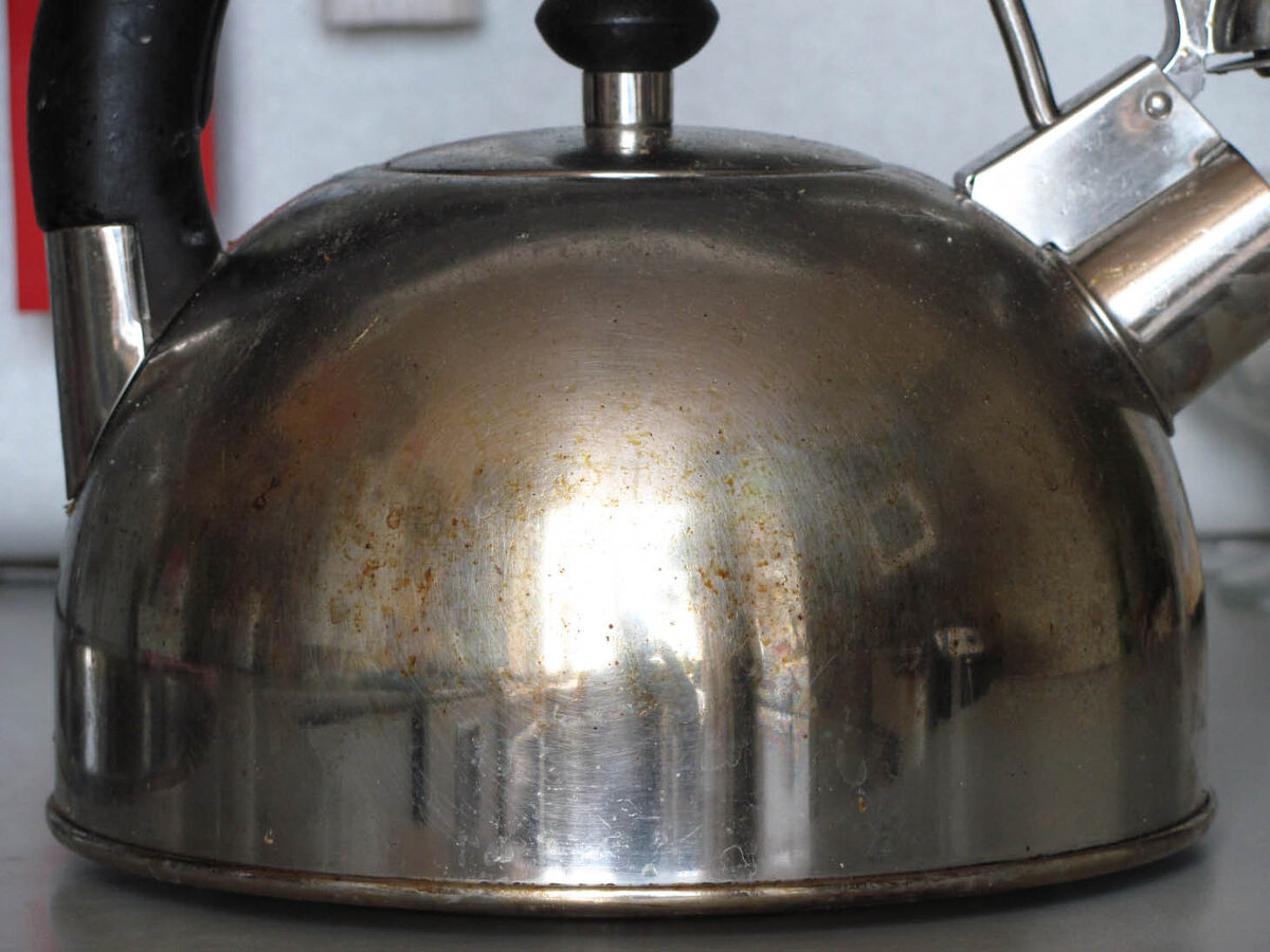 Довольно часто на кухне можно встретить близкое расположение чайника у плиты.-2