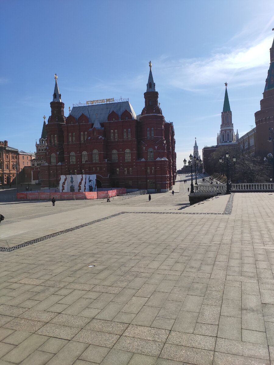 Фото сделано перед объявлением полной самоизоляции, поэтому есть люди на улице.