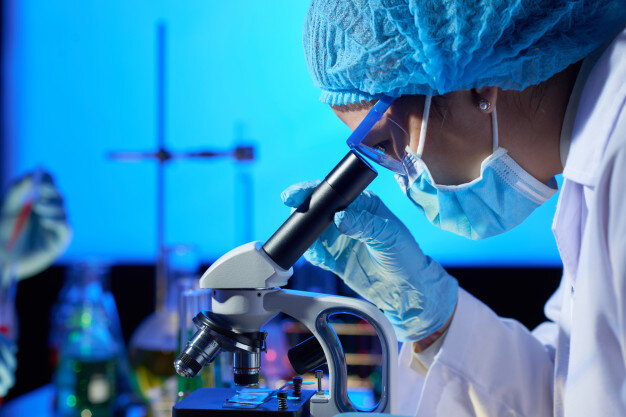 Источник изображения: https://www.freepik.com/free-photo/examining-sample-with-microscope_5634023.htm#page=1&query=scientists&position=0