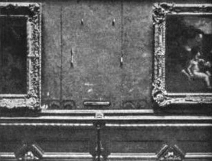 Тут висела "Джоконда". Фото 1911 года.