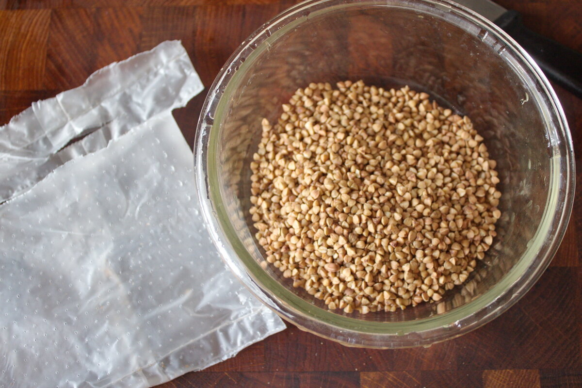 Не забудьте промыть гречку до чистой воды.