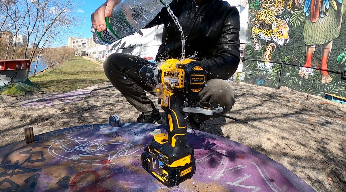 Тест первый, точная симуляция воздействия дождя на DeWALT DCD791