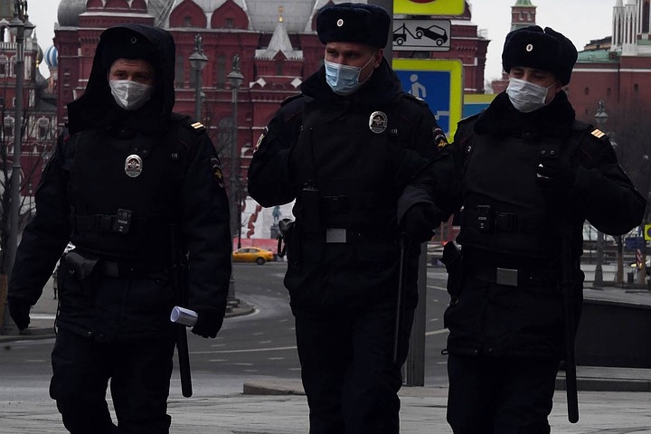 Сотрудники полиции могут спокойно передвигаться по улице, так как обеспечивают режим самоизоляции. Источник: news.myseldon.com