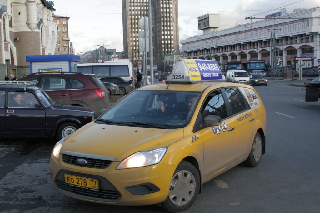 Такси на Краснопрудной улице в центре Москвы. Фото с сайта Ugorizont.ru