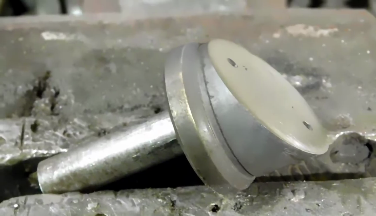 Для начала из стального стержня и кругляка изготовим эксцентрик.