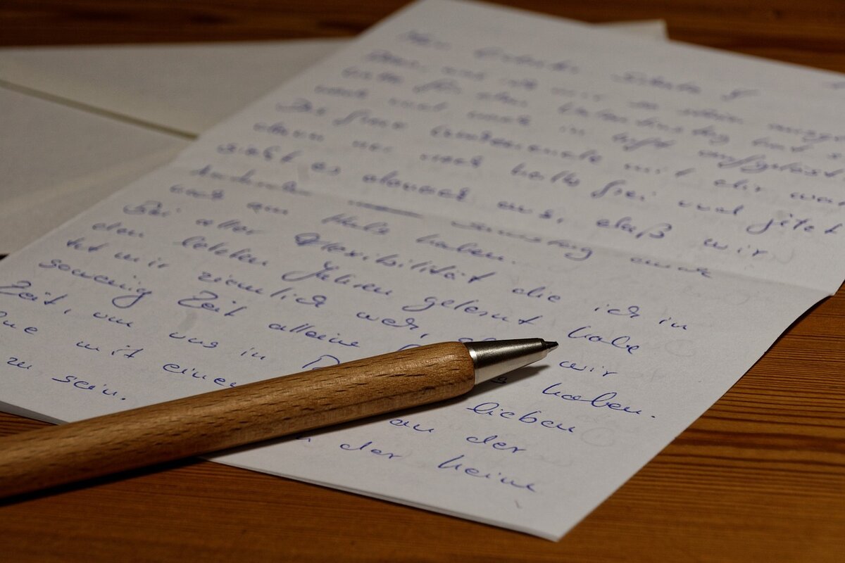 Составьте письменный. Письмо. Бумага для письма. Послание на бумаге. Записка на столе.
