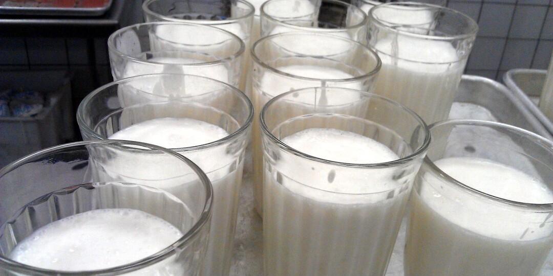 Воспитатели разбавляют молоко в саду. Им же оно нужнее