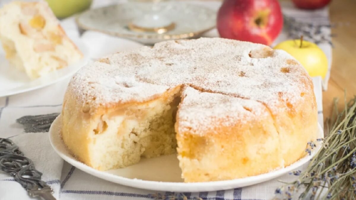  
Рецепт замечательного лакомства из яблок и муки для чаепития.