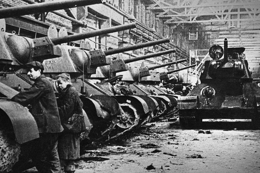 Танки Т-34 на Челябинском тракторном заводе. Фотография из открытых источников