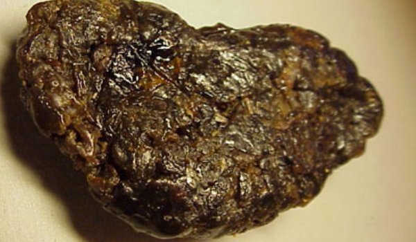 Вот так выглядит кусок прополиса, но есть его нельзя)