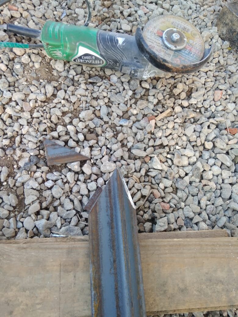 Для лучшего вхождения уголка в землю я болгаркой спилил уголки