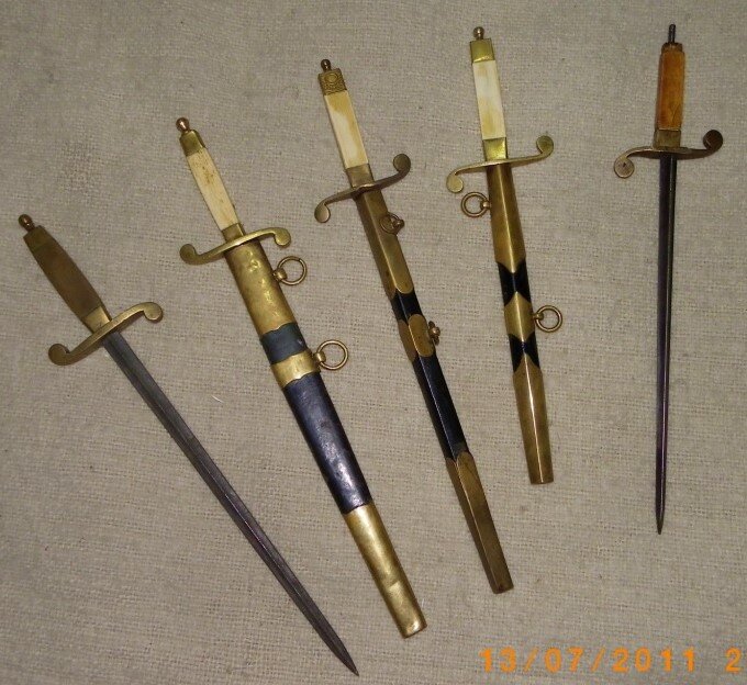 Разные образцы кортиков Русского императорского флота. Фото А. Болдырева.